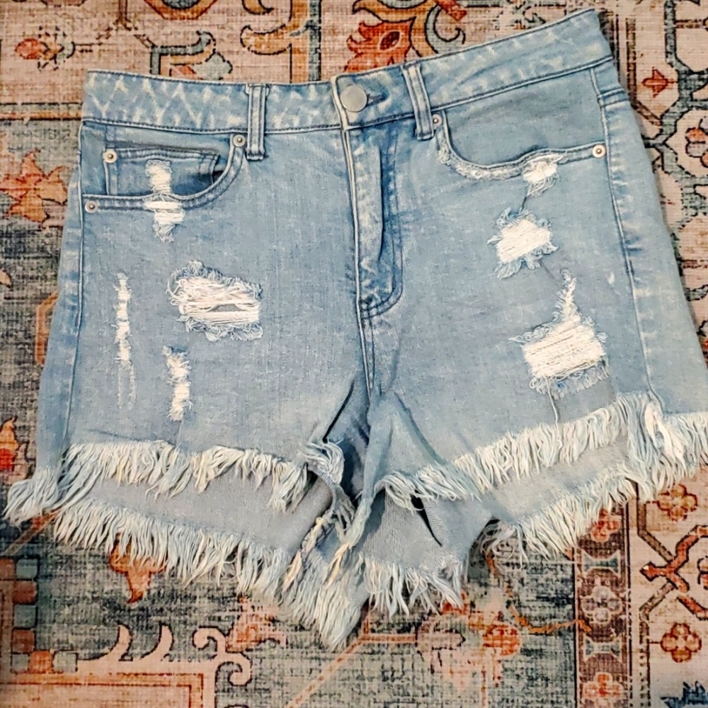 FOREVER 21 DENIM FRAY SHORTS